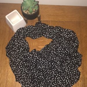 Black and white scarf